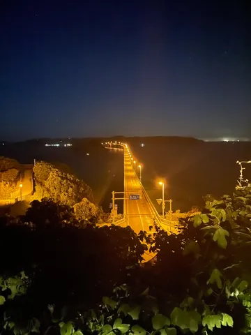 夜空に伸びる光の橋