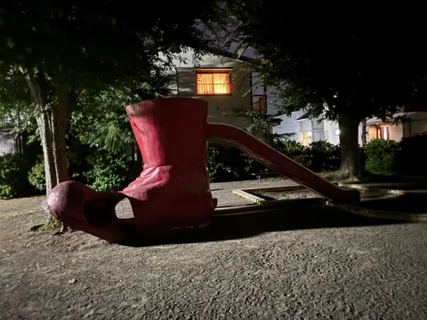 夜の公園に現れた赤い靴