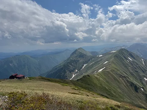 空と山並みのコントラストが息をのむ絶景