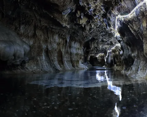 地底に広がる神秘の水鏡