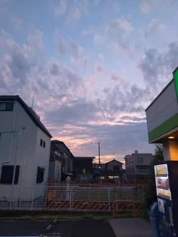 夕暮れ時の空と街並み
