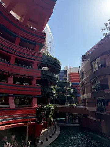 水面と建築のシンフォニー
