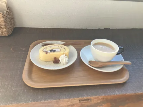 午後のひととき、ロールケーキとカフェオレ