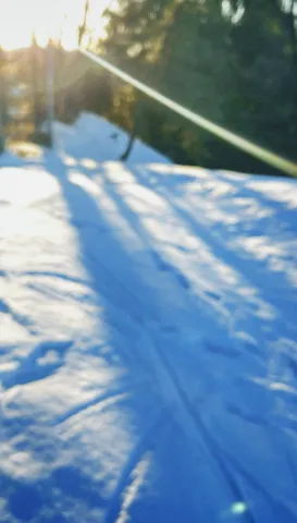 冬の光と雪の斜面