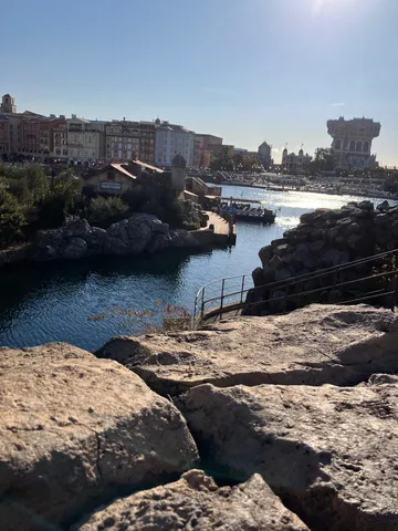 光を描く港の風景