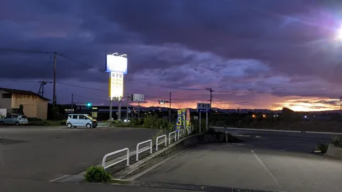 藍色に染まる空と街灯り