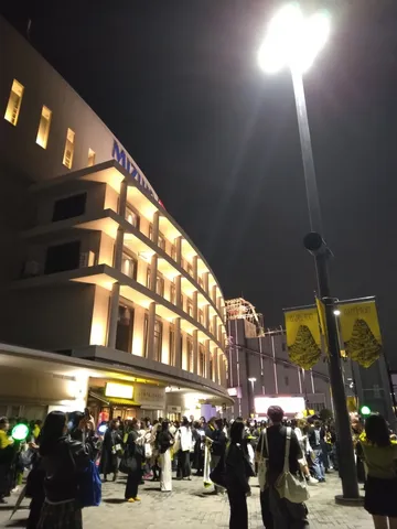 夜の街に灯る、人々の集い