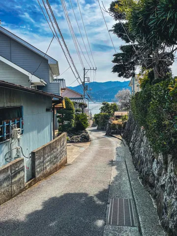 坂道の先に広がる景色