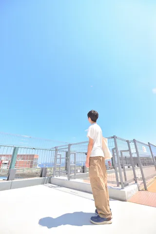 青空の下、未来を見つめる視線