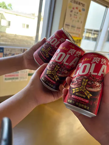 三缶を囲むほのかな光