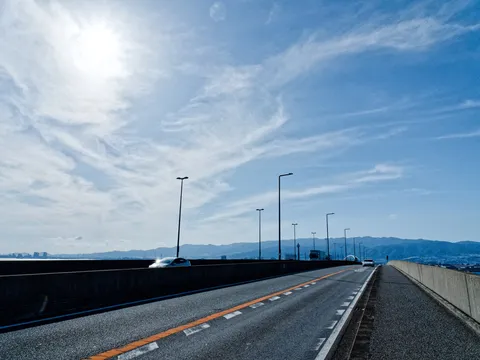 光と道の境界線の風景