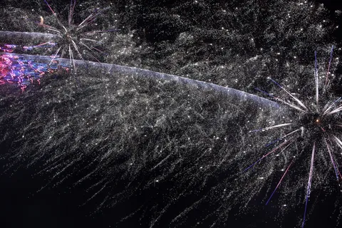 夜空を彩る閃光の残像