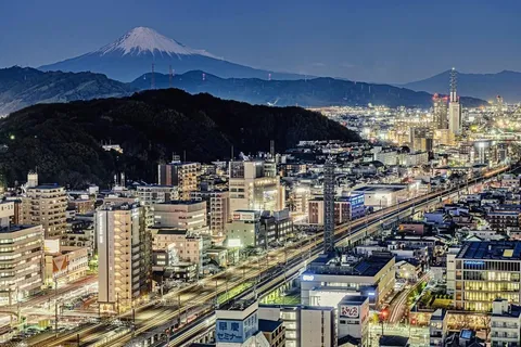 富士山、都会の夜に降臨！
