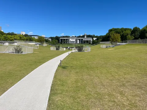 緑に包まれた学び舎への道