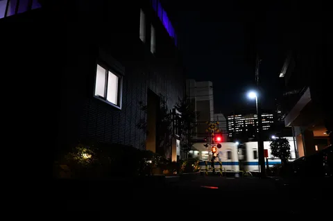 夜の帳と電車の灯り