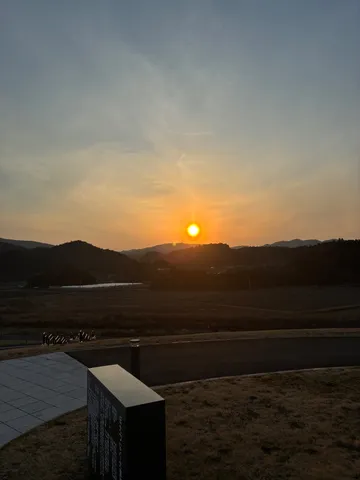 夕陽に染まる丘の記憶