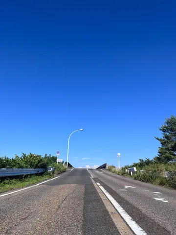 どこまでも続く青空と道