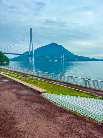 青い空と巨大な橋、そして山