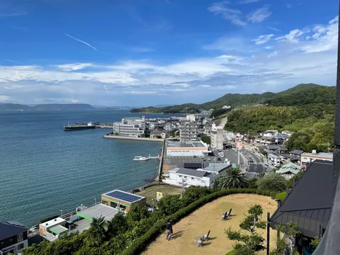 海風と街並みの静寂