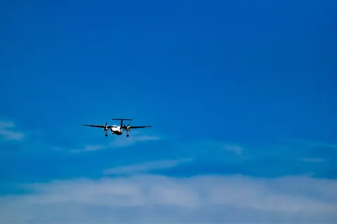 青空を飛ぶ双発機
