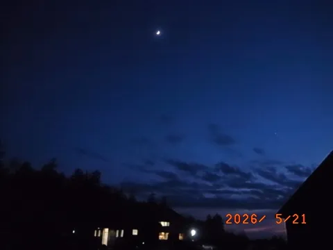静寂の夜空に浮かぶ月と星