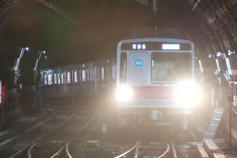 闇を切り裂く列車