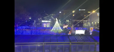 青い光に包まれるイルミネーション