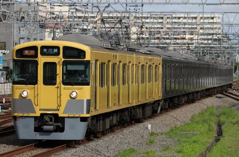都会を駆け抜ける鮮やかな列車