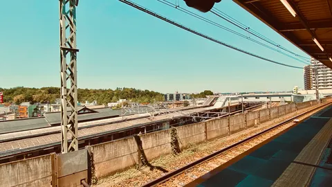 青空と線路、旅立ちの予感