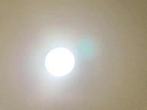 壁に灯る、丸い輝き