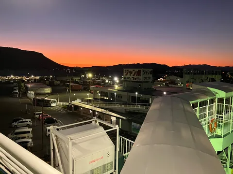 港に広がる茜色の空