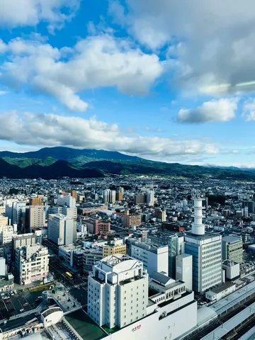 雲間にひらく街の景色
