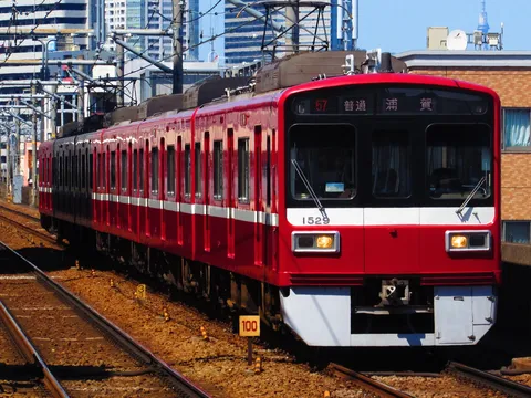陽光に映える赤い車両