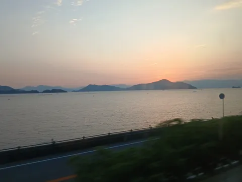 茜色に染まる水辺の旅路
