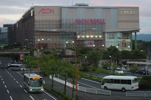 夕暮れのイオンモール、バスはゆく