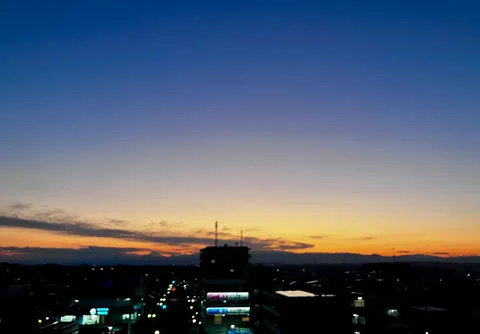 夕暮れの街と空のグラデーション