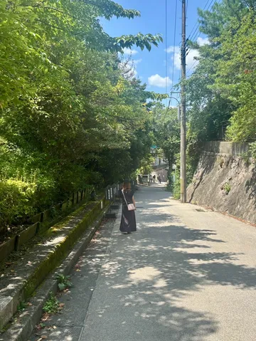 木漏れ日の道、一人佇む。
