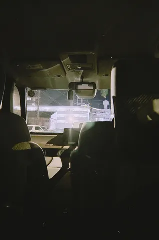 夜の車内に光が揺れる
