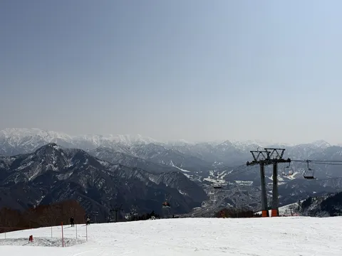 雪山と街並みを見下ろすスキー場