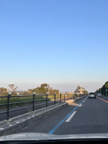 青空と静かな道の刻印
