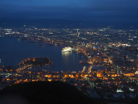 光がきらめく港町の夜景