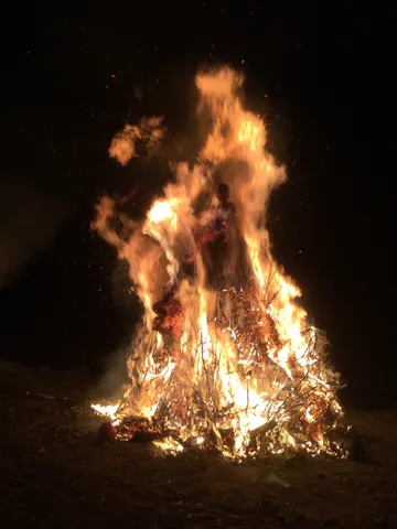 炎に包まれた夜の宴