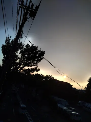 夕暮れの電線と町並み