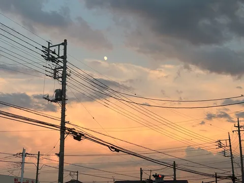 電線と三日月、夕暮れのコントラスト