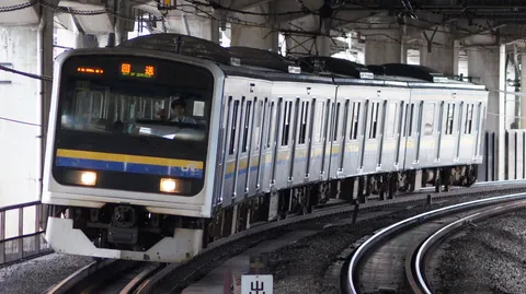 曲線を描く銀の列車