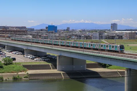 都会を駆ける緑の列車