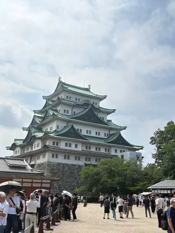 歴史を感じる城と、集う人々