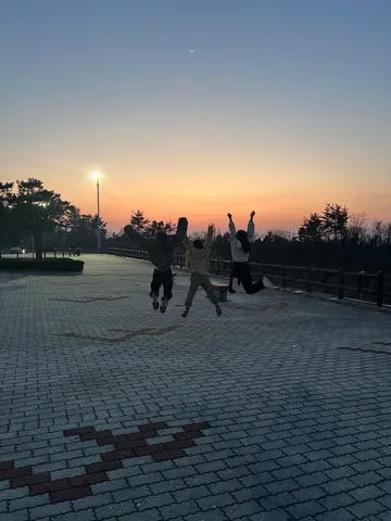 夕焼けジャンプ、狙うは月か？