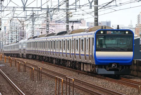 連なる列車と線路の空気感