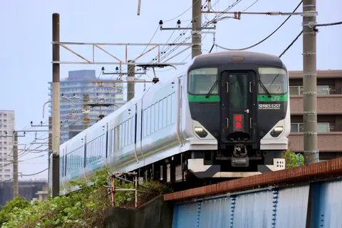 鉄路を駆ける緑の列車